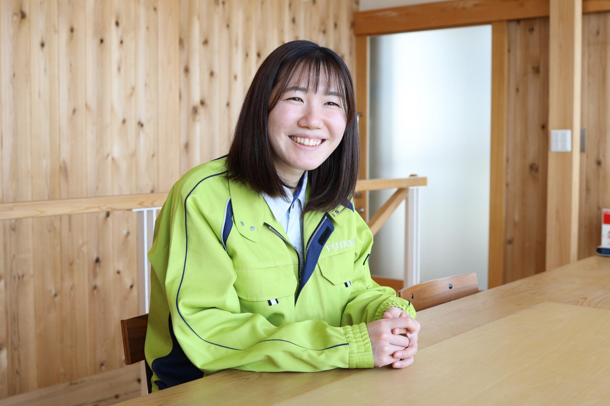 椅子に座って話す中出彩香(なかで あやか）さん