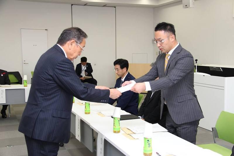 宮本町長から委嘱状を受け取る委員の写真