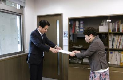 令和6年7月1日より人権擁護委員を委嘱された𠮷田恵子さんへの委嘱状交付式の様子です。