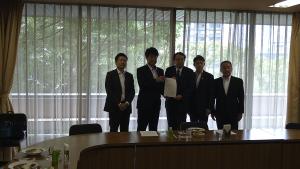 自民党