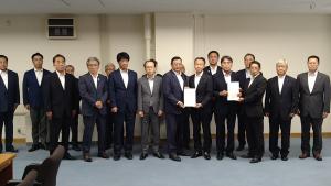西山県議会議長へ要望書手交