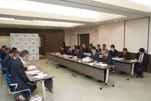 伊藤復興大臣、輿水復興副大臣へ要望書の説明と意見交換をする様子1