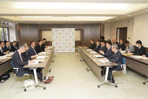 伊藤復興大臣、輿水復興副大臣へ要望書の説明と意見交換をする様子2