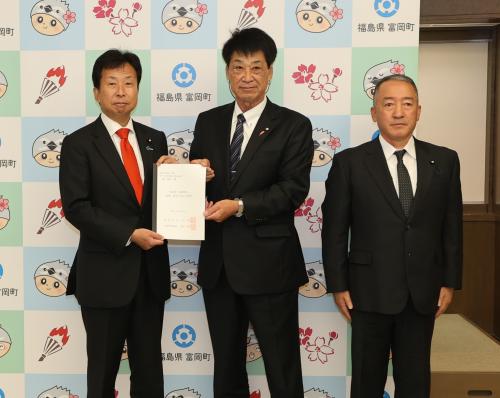 大串経済産業副大臣が山本町長にに要望書を手交する写真