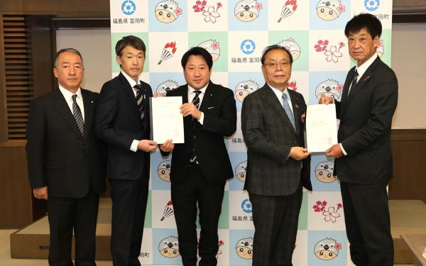 山本町長から谷本部長へ、堀本議長と安藤副議長から坂本次長へ要望書を手交する様子