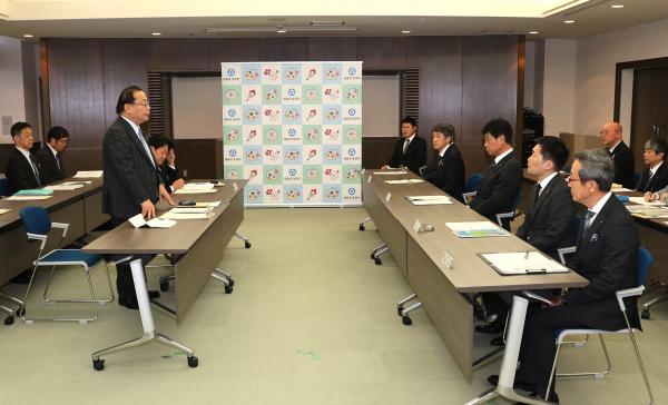 谷本部長に要望書の説明と意見交換をする様子