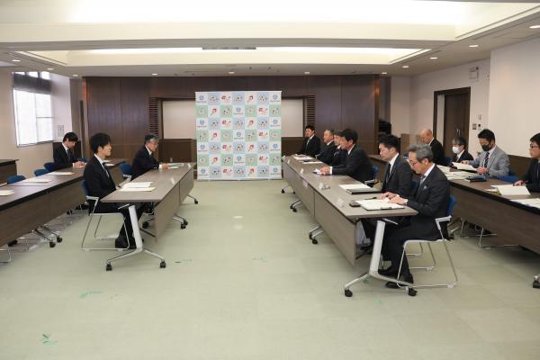 鈴木副大臣に要望書の説明と意見交換をする様子