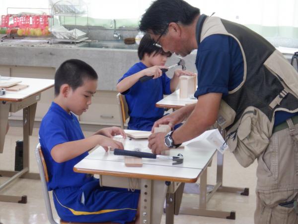 富岡小学校での木工教室