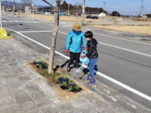 県道夜の森停車場線花壇花植えの様子２