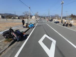 県道夜の森停車場線花壇花植えの様子３