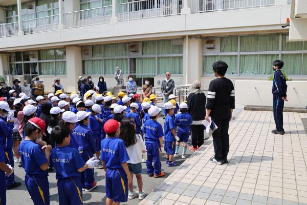 活動開始前に小学生たちに挨拶をする人権擁護委員