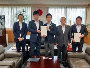 環境省へ要望書手交写真