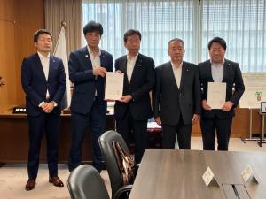 経済産業省へ要望書手交写真