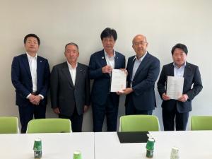 国土交通省へ要望書手交写真