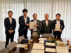 自由民主党東日本大震災復興加速化本部への要望書手交写真