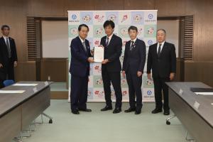 要望書手交の様子