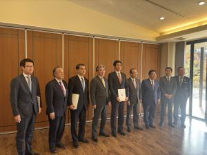 要望書手交の様子