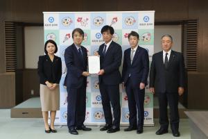 石原環境大臣への要望書手交