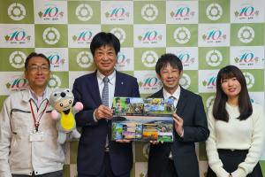 山本町長と広聴広報係の職員