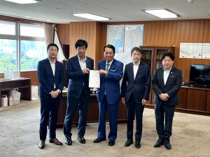 要望書を手渡す山本町長、堀本町議会議長、宮川副町長