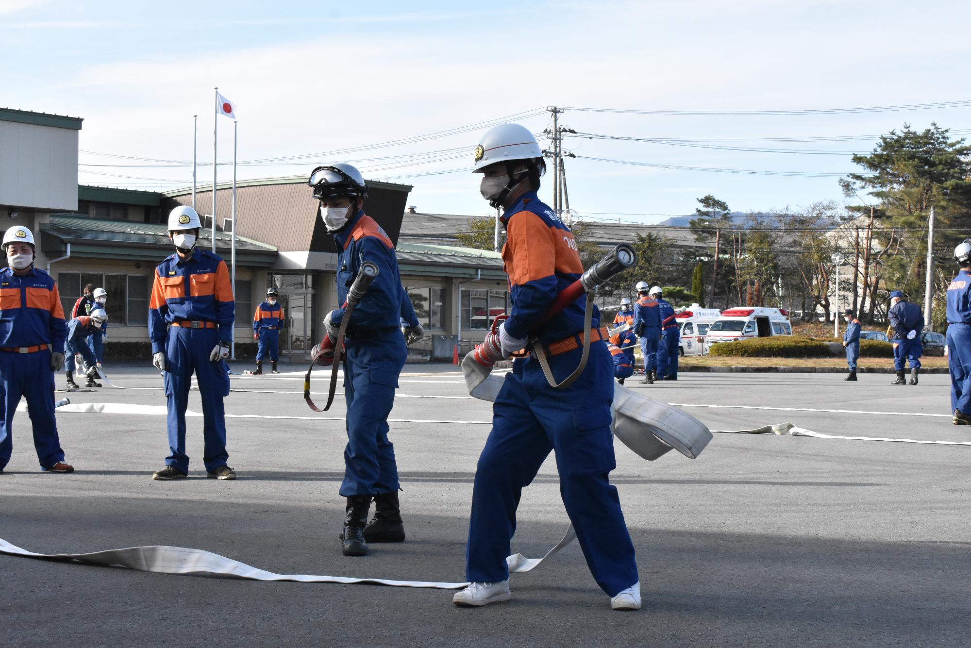 放水時の安全確保のために行う余裕ホースの取り方を訓練する新入団員