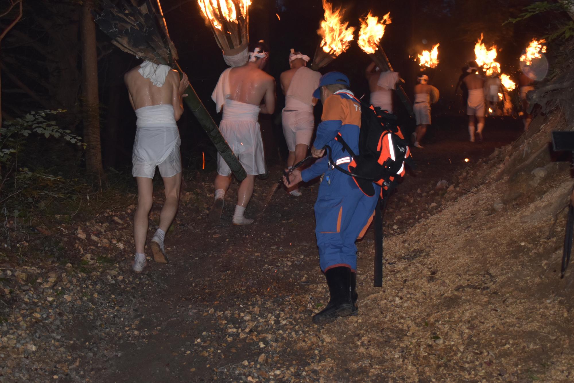 麓山の火祭りで登頂時の防火対応を行う隊員