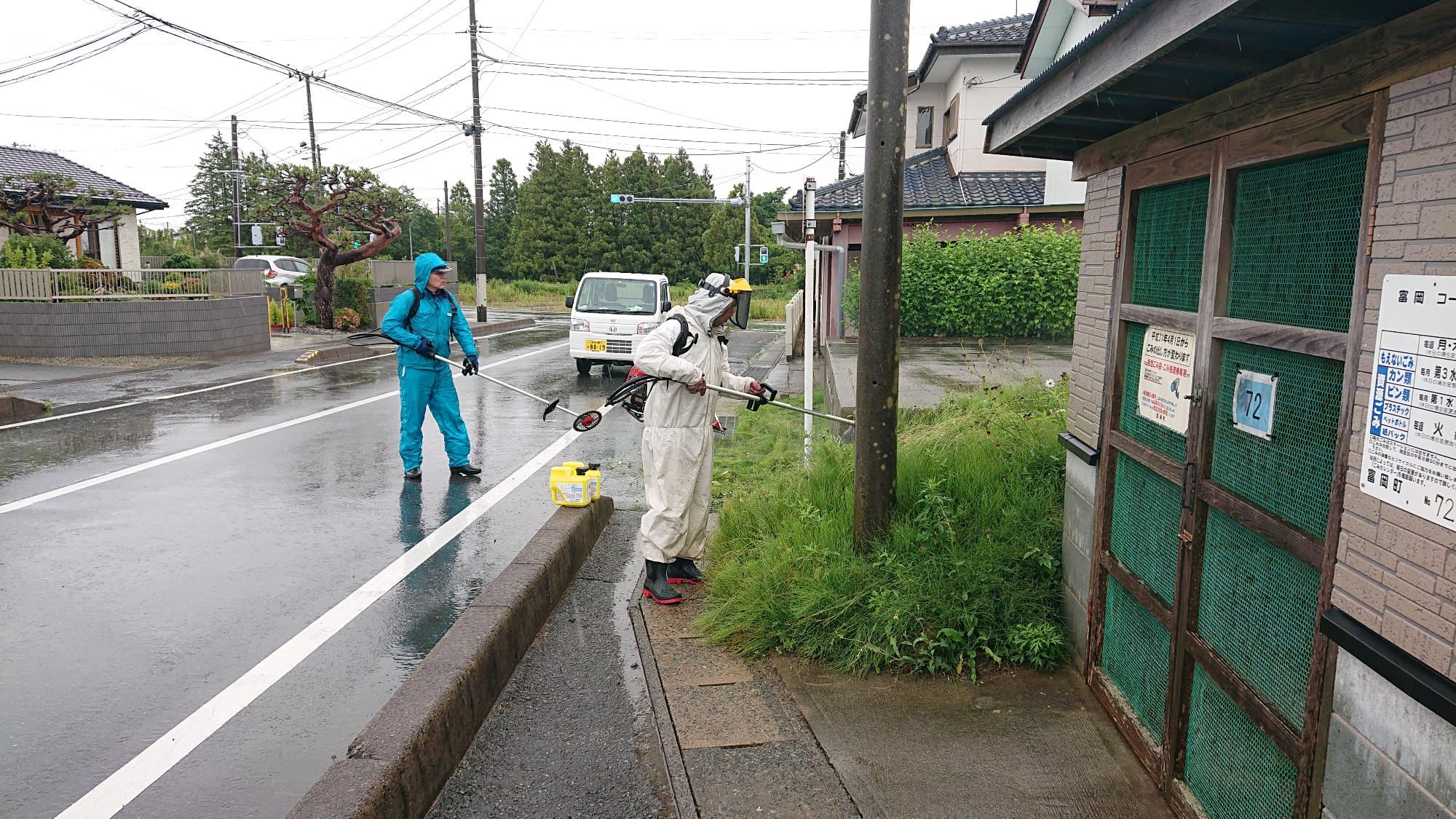 清水地区の消火栓防火水槽周辺の草刈りをする第6分団第2班の大和田さん